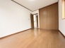 今からここを誰のお部屋にしようか、そんな洋室。大きさは6帖です。
