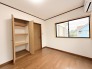 今からここを誰のお部屋にしようか、そんな洋室。大きさは6帖です。2階北西角部屋
