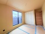 今からここを誰のお部屋にしようか、そんな洋室。大きさは6.8帖です。
