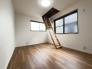 今からここを誰のお部屋にしようか、そんな洋室。大きさは6帖です。
