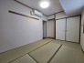 和室があるとやはりどこか心落ち着いてしまいます。客間としてもちょうど良い6帖。
