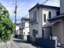 穏やかな空気が流れる住宅街に佇む、周囲の景色と調和した落ち着いた佇まいの外観です
