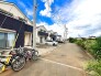 青空が広がる空の下、ゆとりある道路と整った街並みが心地よい日常を予感させる、穏やかな住環境が整っています

 50m