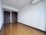 今からここを誰のお部屋にしようか、そんな洋室。大きさは6.2帖です。
