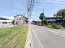 穏やかな空が広がり、周辺の自然と住宅街が調和する落ち着いた住環境です。