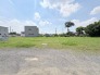 空が広く感じられる開放的な環境で、日々の暮らしにゆとりをもたらしてくれる心地よい広がりがあります。