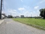 空が広く感じられる開放的な環境で、日々の暮らしにゆとりをもたらす穏やかな街並みが広がっています。