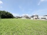 青く澄んだ空が広がり、周囲の穏やかな環境と調和した伸びやかな敷地が日々の暮らしにゆとりをもたらします。