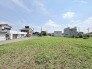 視界を遮るもののない開放的な空の下、ゆとりある敷地がのびやかに広がっています。