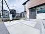 駐車場は２台まで駐車可能。マイカーの車幅もお確かめください。
