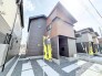 洗練されたデザインが街並みに溶け込み、落ち着きのある佇まいが暮らしの質を高めてくれる住まいです。