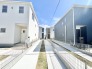 空と青い空、そして白い家と青い家が並び、洗練された街並みを感じさせる。