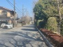 物件と小径の間の道路です。