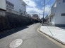青空と白い建物が調和する、穏やかな街並み
