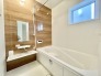 温もりある木目調と、清らかな空間が調和するバスルーム。