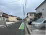 駐車が苦手な方にも嬉しい、前面６ｍ道路に面した住まい。
