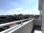 空と住宅街が広がる、穏やかな風景が望めるバルコニー。