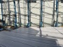 日差しが作る影が、空間に奥行きとリズムを生み出しています