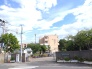 小学校まで徒歩約3分で毎日の通学も安心です。 190m