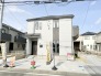 穏やかな空の下、落ち着いた佇まいの住まい