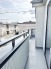 空と街並みが調和する、爽やかな風を感じるバルコニー