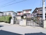 青空の下、緑に囲まれた心地よい住まい