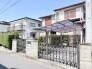 日差しを浴びて静かに佇む、穏やかな住まい。