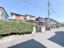 緑豊かな生垣に囲まれ、穏やかな時間が流れる住宅街。