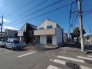 澄んだ青空の下、穏やかな街並みに佇む住まい
