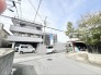 穏やかな空の下、落ち着きと広がりを感じる住まい