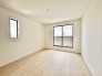 静かな空間に、温かみのある木目が広がる心地よい住まい。