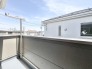 広がる空の下、心地よい風を感じる開放的な空間