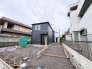 落ち着いた色調の外壁が周囲の街並みに馴染み、静かな暮らしを予感させる佇まいです。