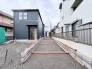 周囲の環境に溶け込みつつ、これから自分らしい暮らしを形作っていく期待感が高まる外観です。