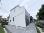 白と黒のコントラストが洗練された印象を与え、すっきりと整った佇まいが静かな街並みに馴染む住まいです。