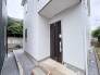 白を基調とした端正な外観が、周囲の静かな住環境と調和し、洗練された落ち着きを感じさせます。