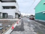 落ち着いた佇まいの住宅街に位置し、日々の生活が穏やかに流れるような静かな環境が広がっています。