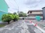 周囲の街並みと自然が調和し、穏やかで落ち着いた時間が流れる住環境です。