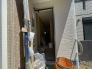 完成に向けた期待感が膨らむ、住まいの入り口から始まる新たな暮らしの風景です。