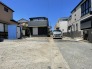 落ち着いた住宅街に佇む、空の広がりと静寂を感じられる心地よい空間です。