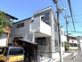 モダンなデザインが街並みに調和する、洗練された佇まい