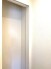 ２階トイレ脇の収納・壁に柔らかな光が広がり、心地よい空間を演出しています。