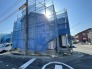 青いシートが広がり、新しい暮らしへの期待が膨らむ街並み