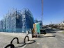 未来への発展を感じさせる、澄み渡る青空の下の建築現場