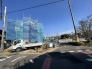 青空の下、新しい生活が形作られていく場所