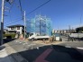 澄み切った青空の下、新しい暮らしが始まる予感に満ちた街並み