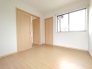 木目が温かみを感じるお部屋です。