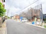 住民の方が主に利用する交通量少なめの道路に面してます。
