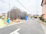 駐車が苦手な方にも嬉しい、前面６ｍ道路に面した住まい。
