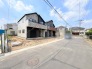 住民の方が主に利用する交通量少なめの道路に面してます。
